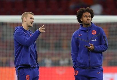Matthijs de Ligt (links) en Joshua Zirkzee bij het Nederlands elftal