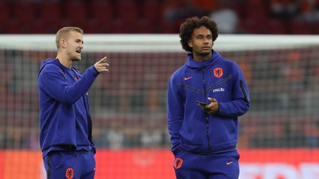 Matthijs de Ligt (links) en Joshua Zirkzee bij het Nederlands elftal
