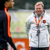 Ronald Koeman op het trainingsveld bij het Nederlands elftal