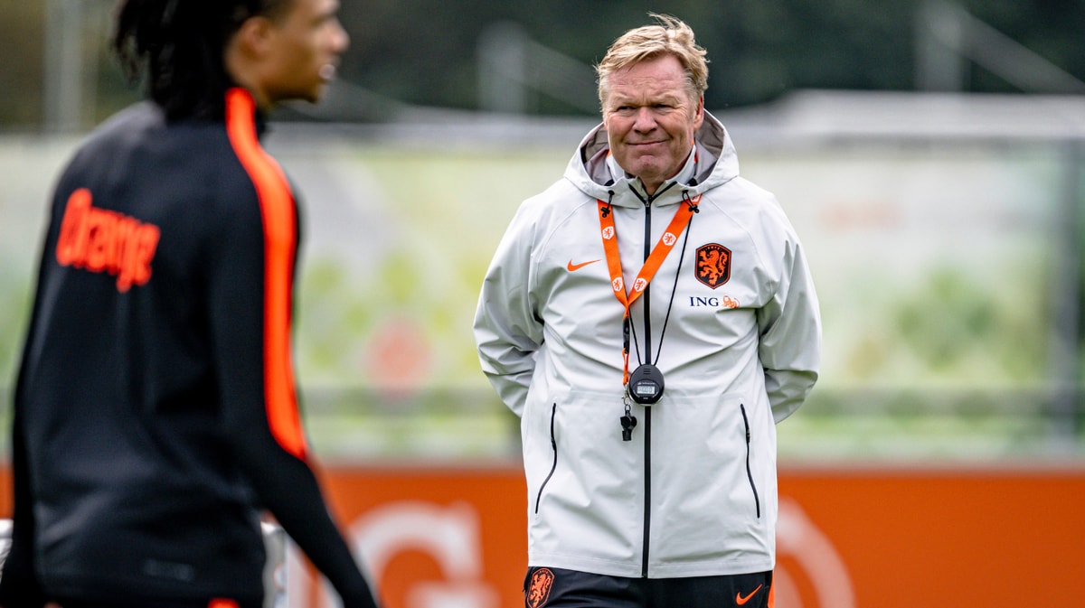 Ronald Koeman op het trainingsveld bij het Nederlands elftal