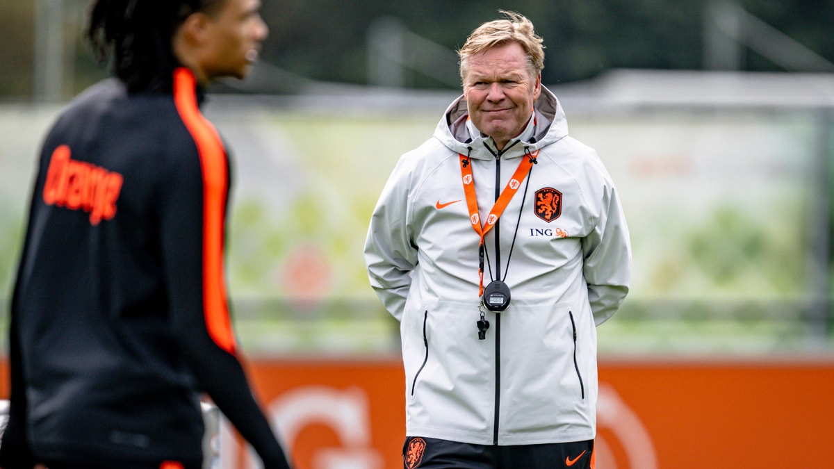 Ronald Koeman op het trainingsveld bij het Nederlands elftal