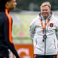 Ronald Koeman op het trainingsveld bij het Nederlands elftal