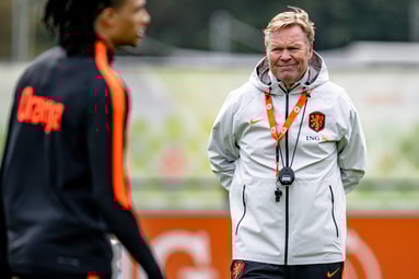 Ronald Koeman op het trainingsveld bij het Nederlands elftal