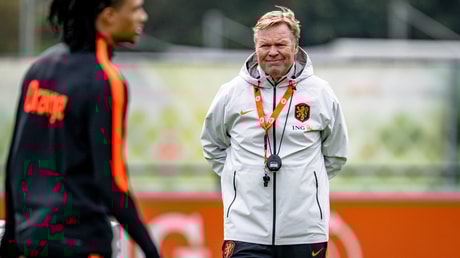 Ronald Koeman op het trainingsveld bij het Nederlands elftal