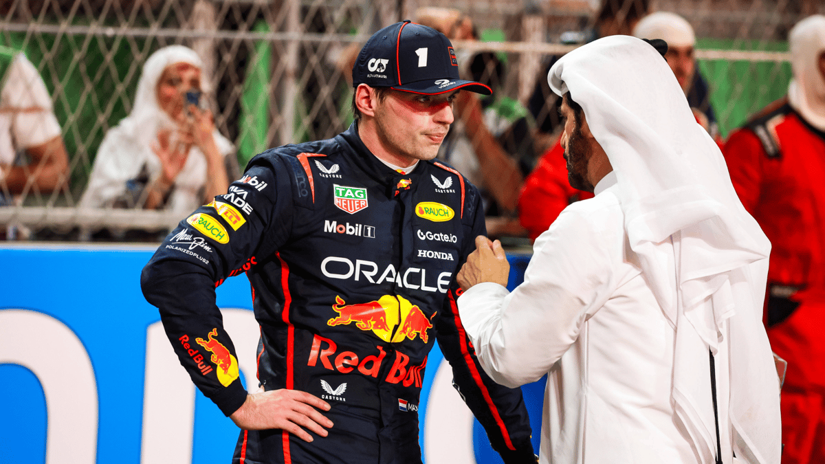 Max Verstappen in gesprek met Mohammed Ben Sulayem