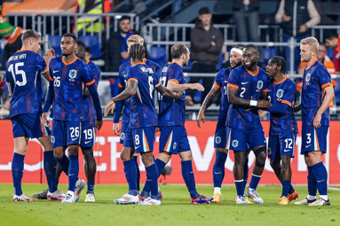 De rugnummers van Het Nederlands elftal viert een doelpunthet Nederlands elftal op het EK in Duitsland.