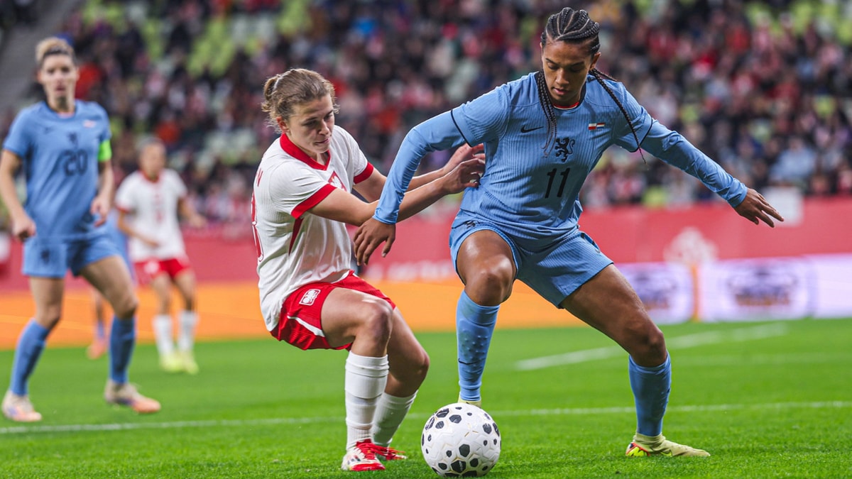 Esmee Brugts in duel om de bal