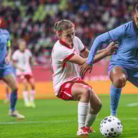 Esmee Brugts in duel om de bal