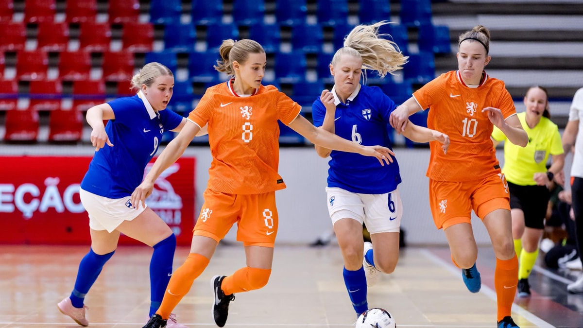 Oranje Futsal Vrouwen grijpt definitief naast het EK 2027 na een 0-3-nederlaag tegen Finland.