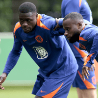 Brian Brobbey (links) en Lutsharel Geertruida