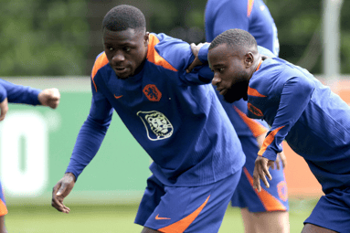 Brian Brobbey (links) en Lutsharel Geertruida