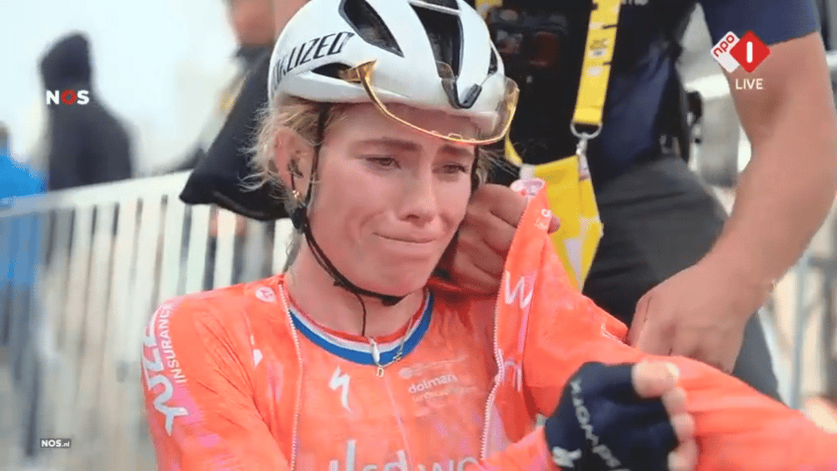 Demi Vollering was na haar mislukte WK ook in tranen