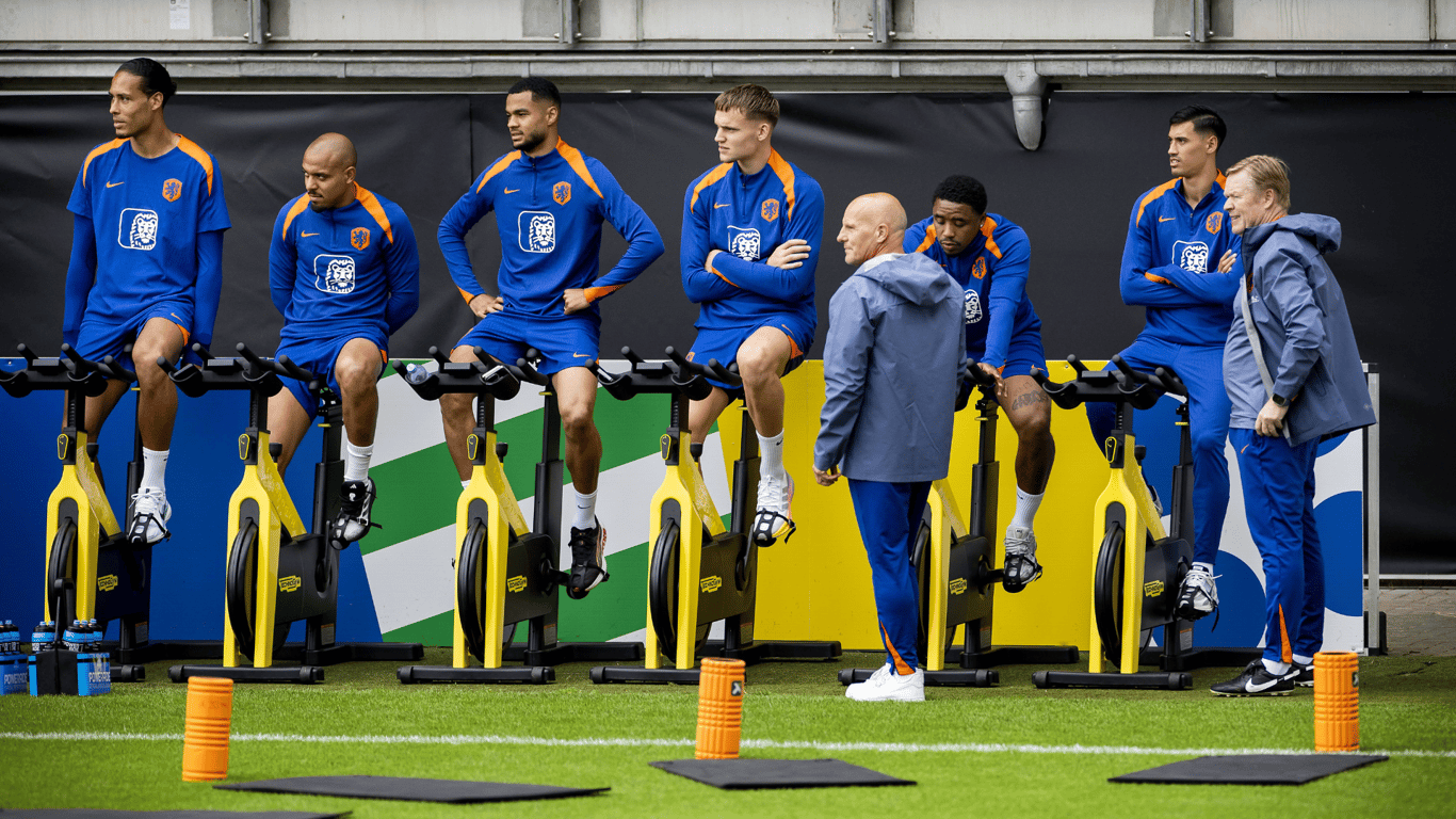 Het Nederlands elftal op een training in Wolfsburg