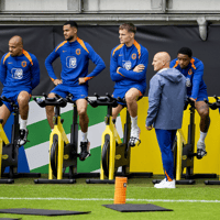 Het Nederlands elftal op een training in Wolfsburg