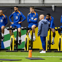 Het Nederlands elftal op een training in Wolfsburg