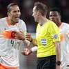 Virgil van Dijk in discussie met de scheidsrechter