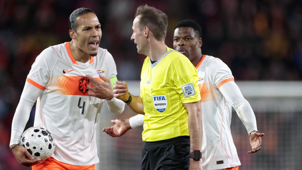 Virgil van Dijk in discussie met de scheidsrechter