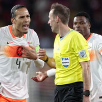 Virgil van Dijk in discussie met de scheidsrechter
