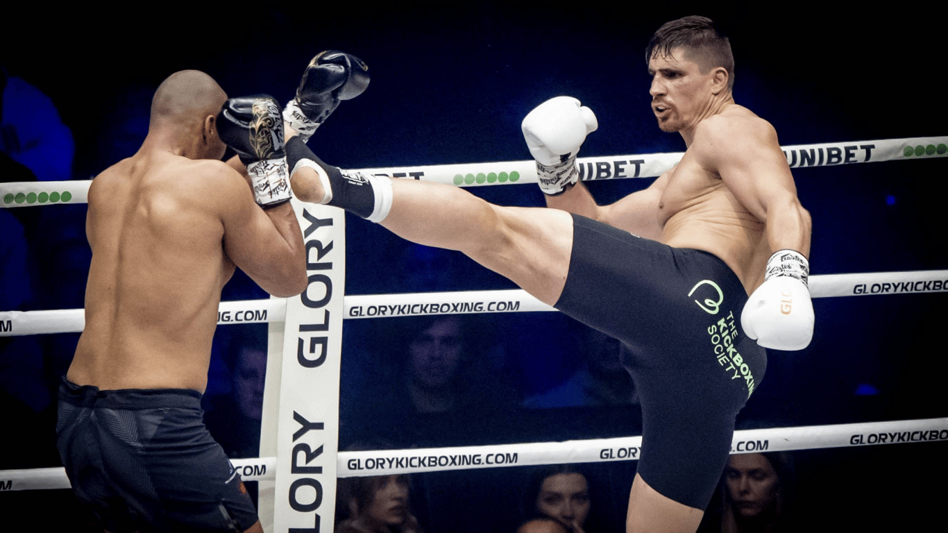 Rico Verhoeven (rechts) in gevecht tegen Levi Rigters