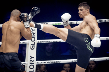 Rico Verhoeven (rechts) in gevecht tegen Levi Rigters