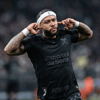 Memphis Depay viert zijn treffer voor Corinthians.