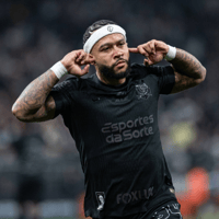 Memphis Depay viert zijn treffer voor Corinthians.