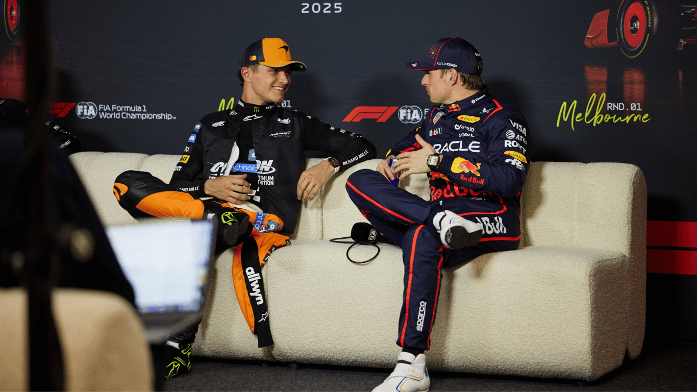 Lando Norris in gesprek met Max Verstappen