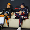 Lando Norris in gesprek met Max Verstappen