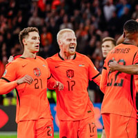 Het Nederlands elftal viert een doelpunt