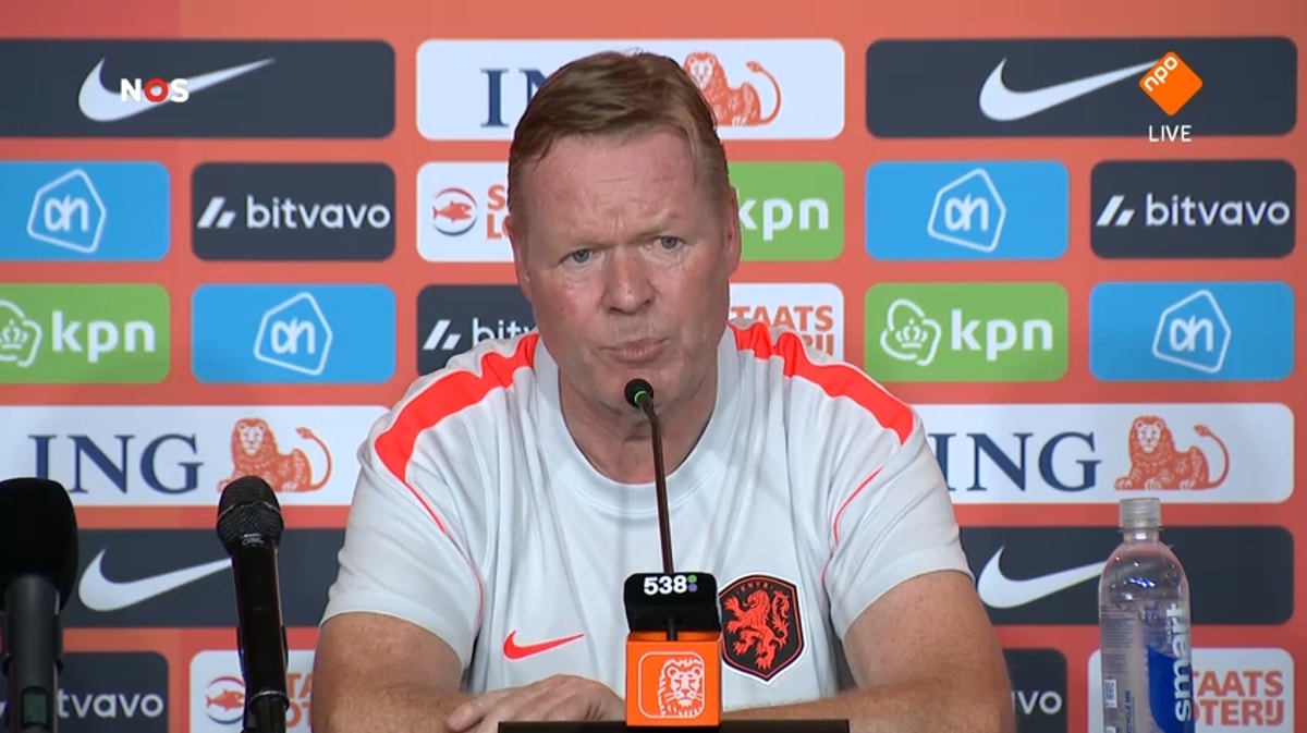 Ronald Koeman tijdens een persconferentie van het Nederlands elftal