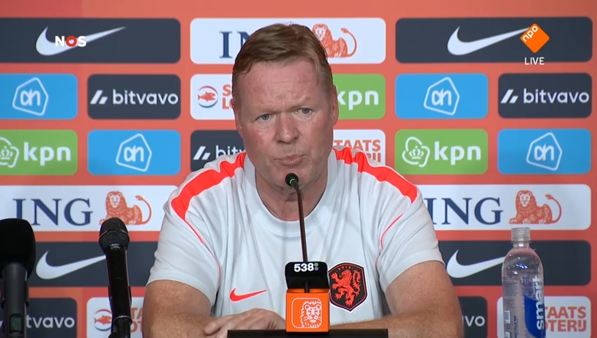 Ronald Koeman tijdens een persconferentie van het Nederlands elftal