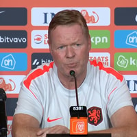 Ronald Koeman tijdens een persconferentie van het Nederlands elftal