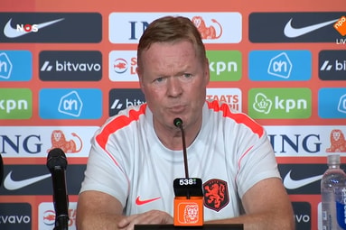 Ronald Koeman tijdens een persconferentie van het Nederlands elftal