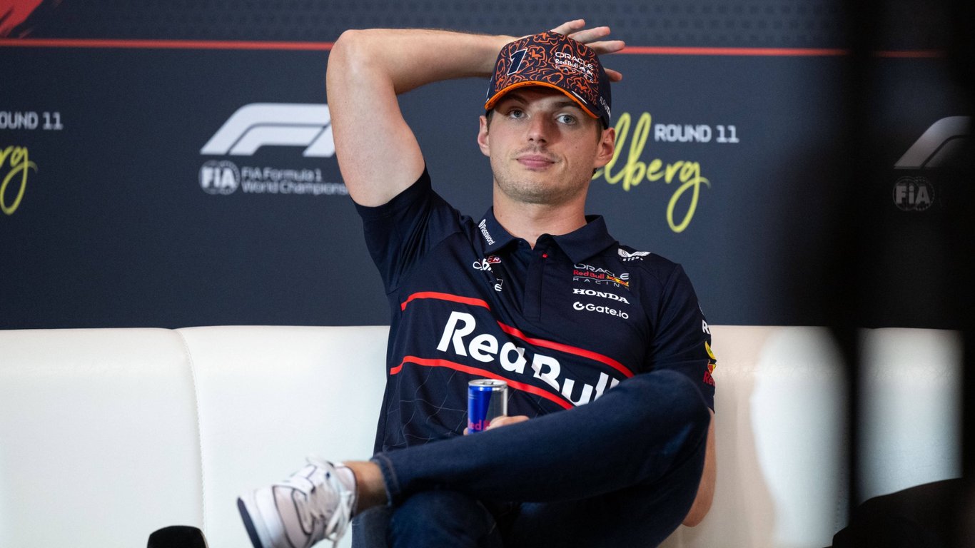 Max Verstappen tijdens de persconferentie in Oostenrijk