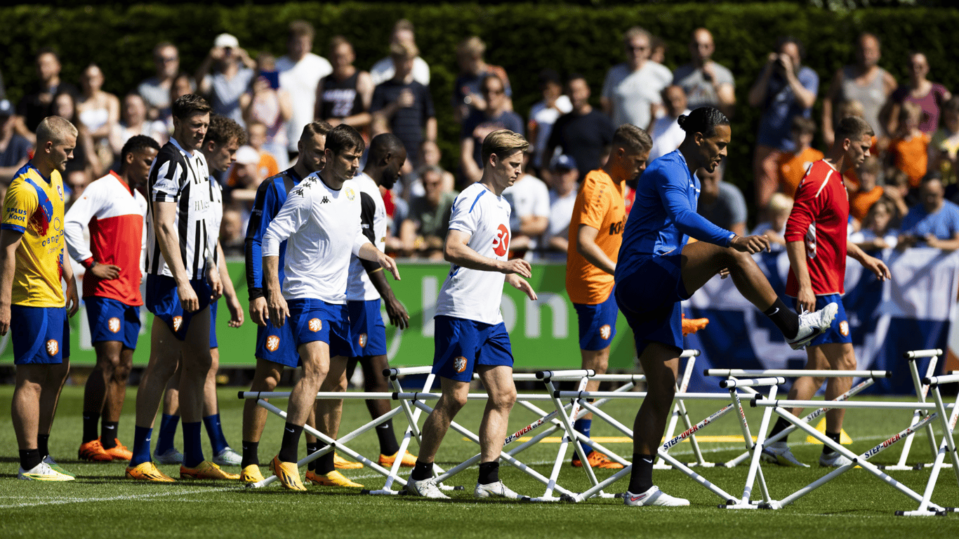 De spelers van het Nederlands elftal op een training in Zeist.