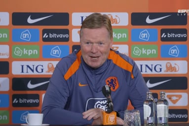 Ronald Koeman tijdens een persconferentie van het Nederlands elftal