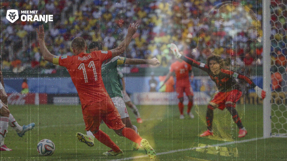 Arjen Robben krijgt een penalty tijdens Nederland - Mexico (2-1) op WK 2014