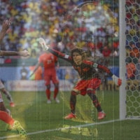 Arjen Robben krijgt een penalty tijdens Nederland - Mexico (2-1) op WK 2014