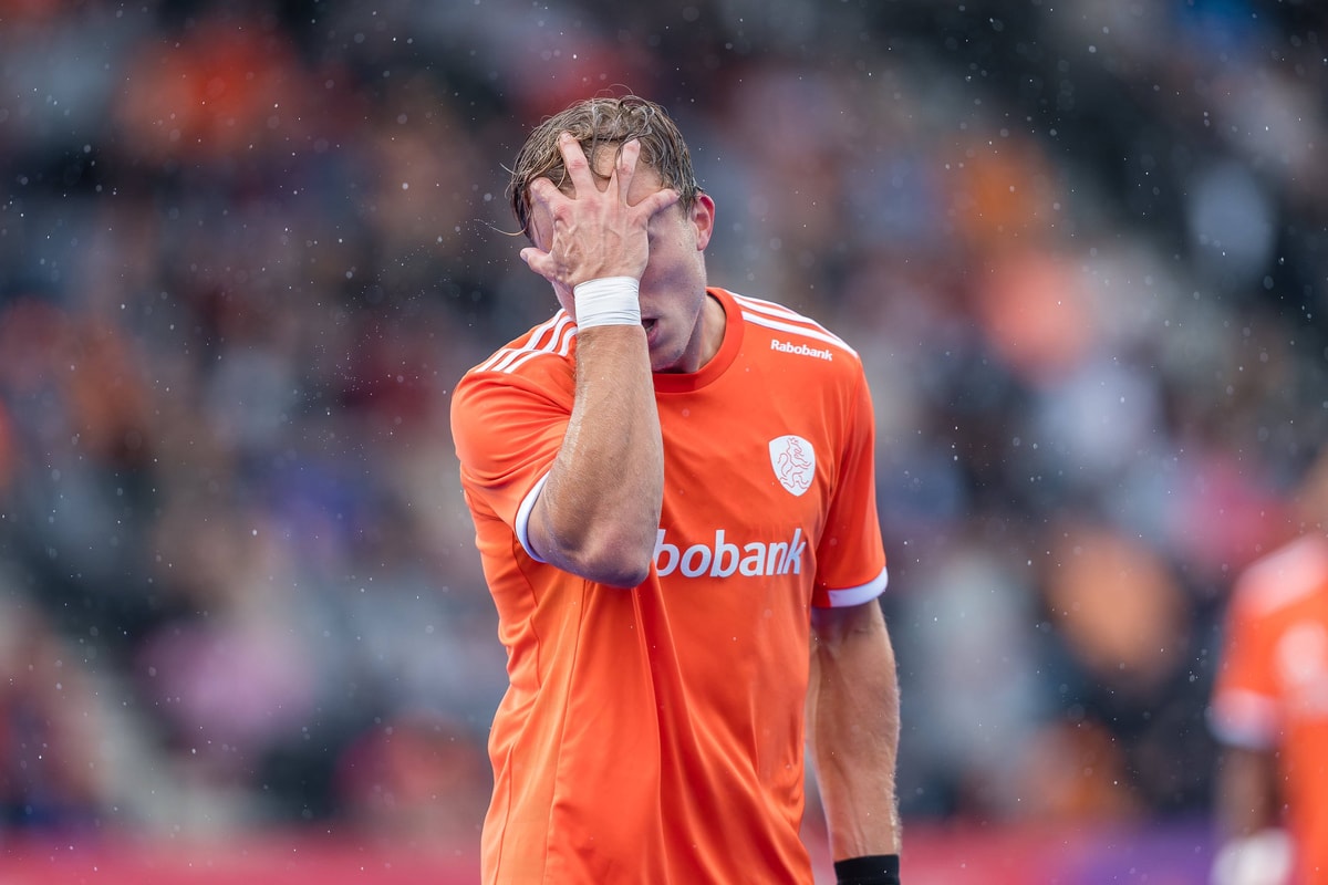 Teleurstelling bij Thijs van Dam tijdens Nederland - Spanje op het WK hockey