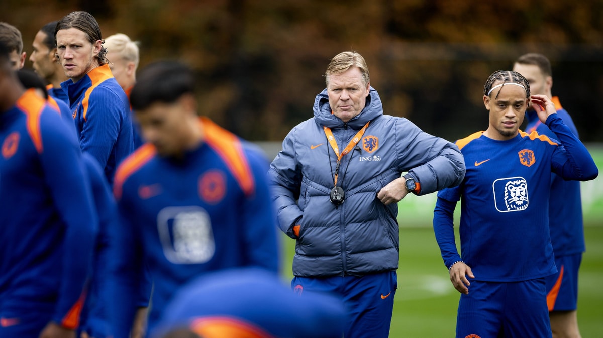 Bondscoach Ronald Koeman tijdens training van Oranje