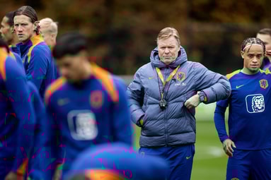 Bondscoach Ronald Koeman tijdens training van Oranje