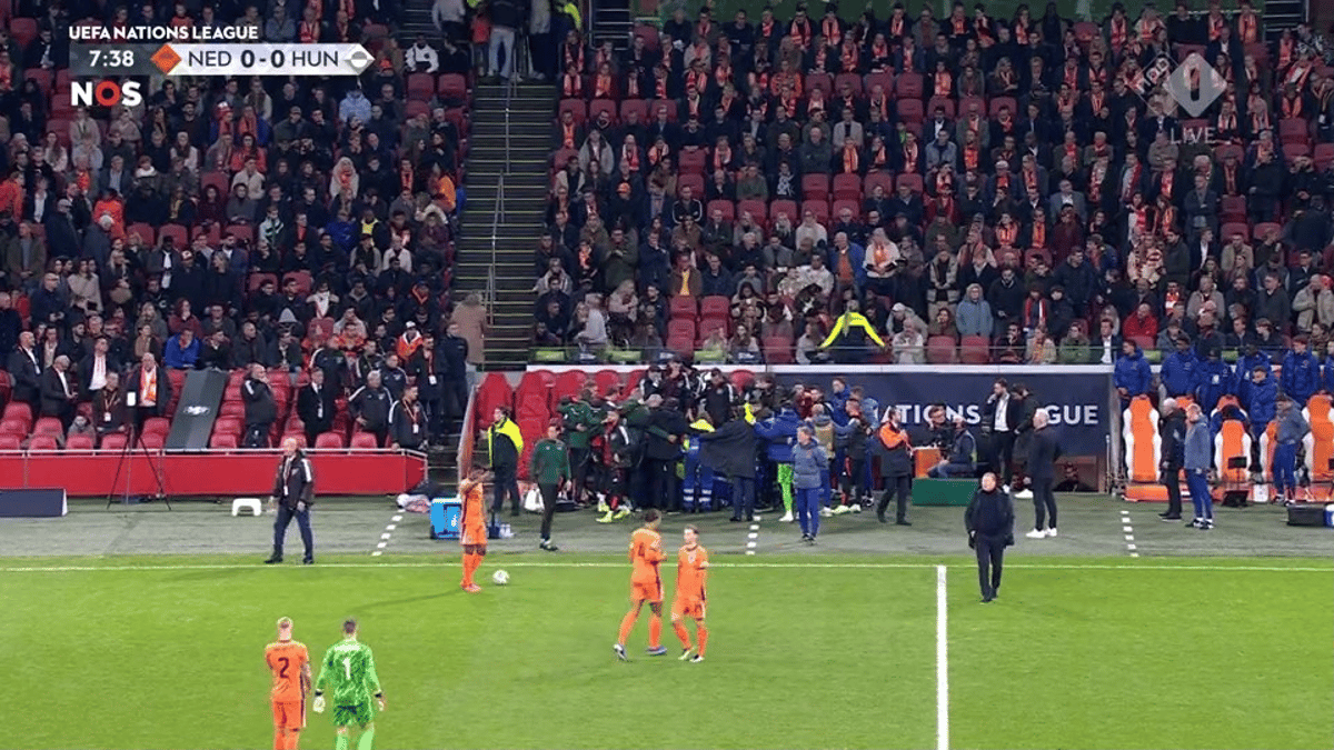 Een reanimatie bij de bank van het nationale elftal van Hongarije