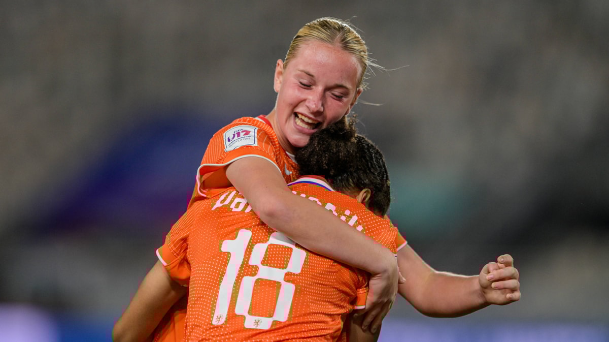 Oranje O17 viert een doelpunt