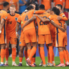 Het Nederlands elftal viert een doelpunt op het EK in Duitsland
