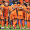 Het Nederlands elftal viert een doelpunt op het EK in Duitsland