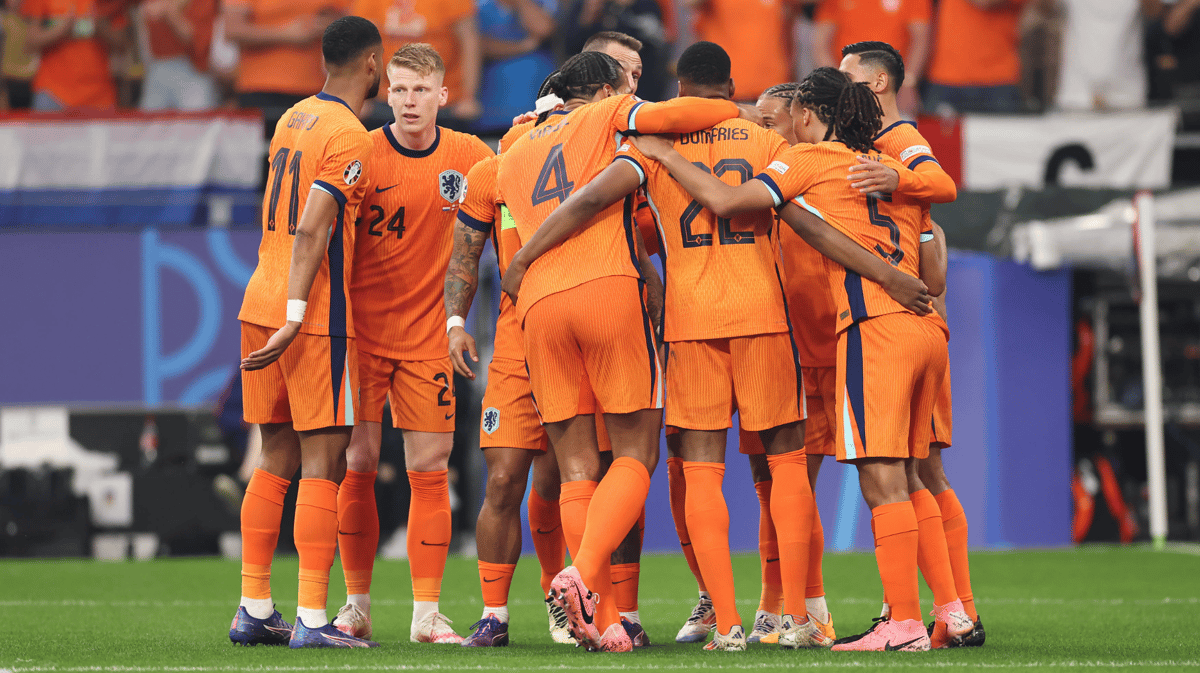 Het Nederlands elftal viert een doelpunt op het EK in Duitsland