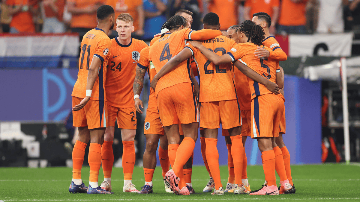 Het Nederlands elftal viert een doelpunt op het EK in Duitsland