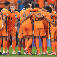 Het Nederlands elftal viert een doelpunt op het EK in Duitsland
