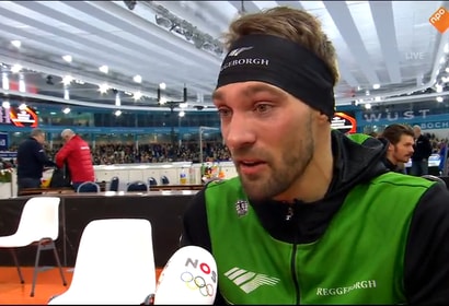 Kjeld Nuis voor de camera van de NOS