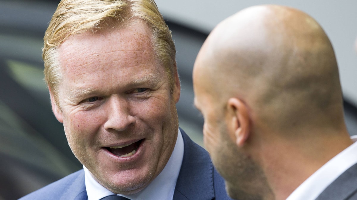 Ronald Koeman in gesprek met Peter Bosz